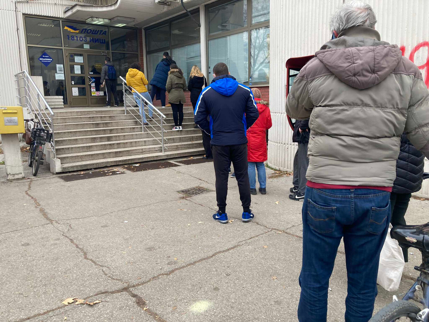 Gužve ispred pošte u Durlanu 1; foto: V. O