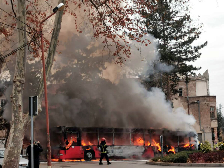 Niš-ekspres: Autobus koji je izgoreo u Niškoj Banji bio ispravan, uzrok požara će utvrditi stručna komisija 5 Zapaljen bus Niska Banja foto citalac