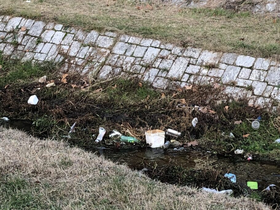 Smeće u koritu Gabrovačke reke - Iz Srbijavode nenadležni, iz "Mediane" ne odgovaraju 19 gabrovacka smece foto citalac 1 scaled