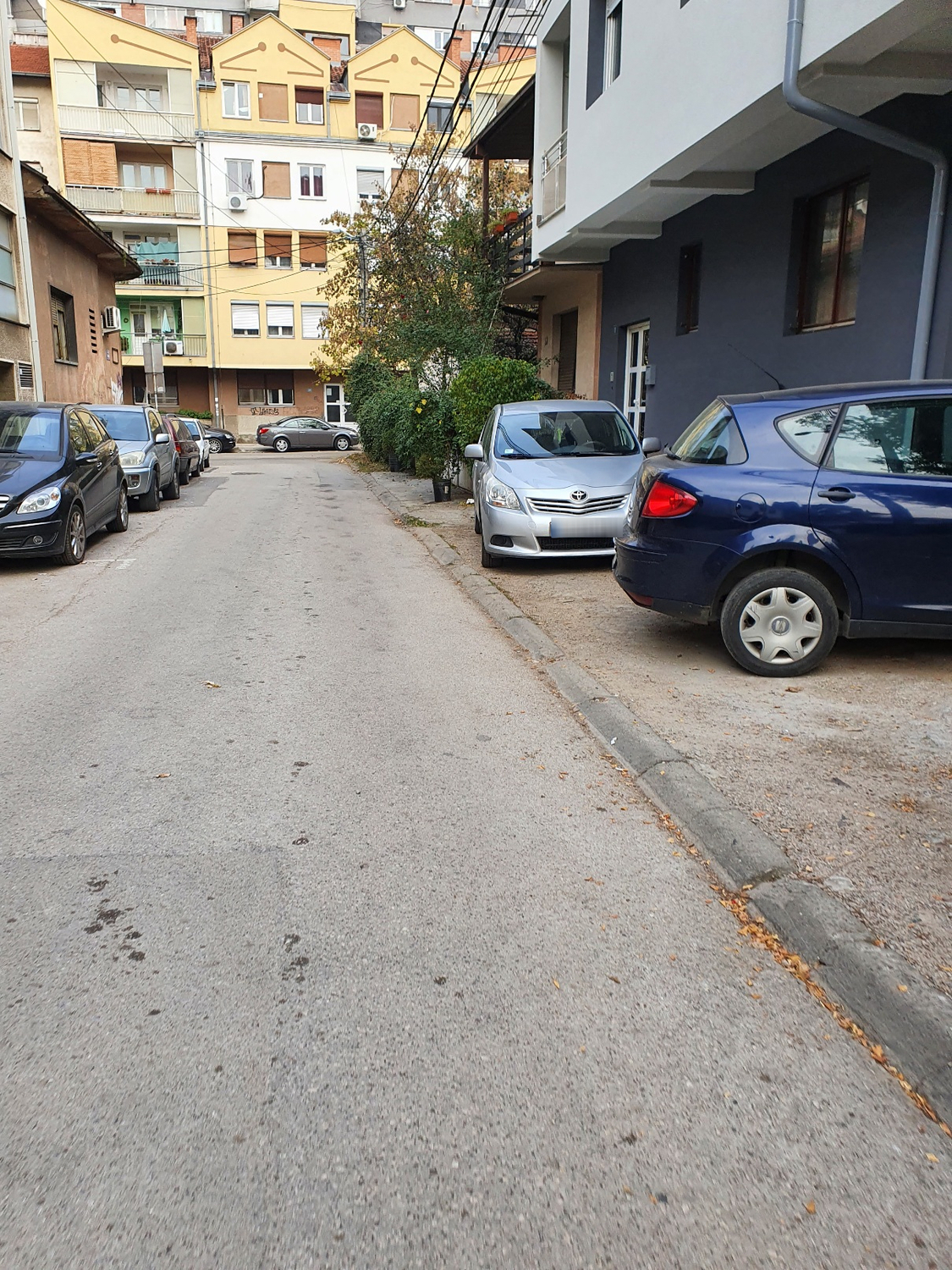 nepropisno parkirani automobili Katićeva