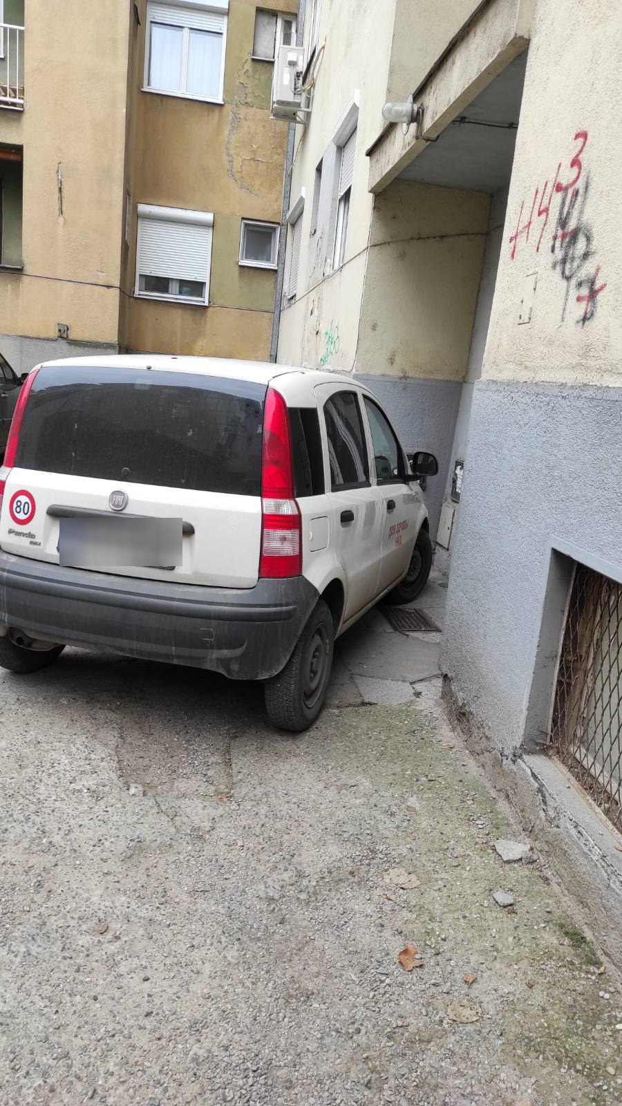 Auto parkiran blokirao ulaz u zgradu