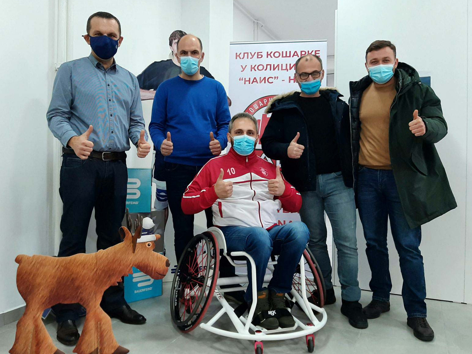 Bratislav Kostić, kapiten KKK Nais sa saigračima, članovima uprvave i prijateljima kluba