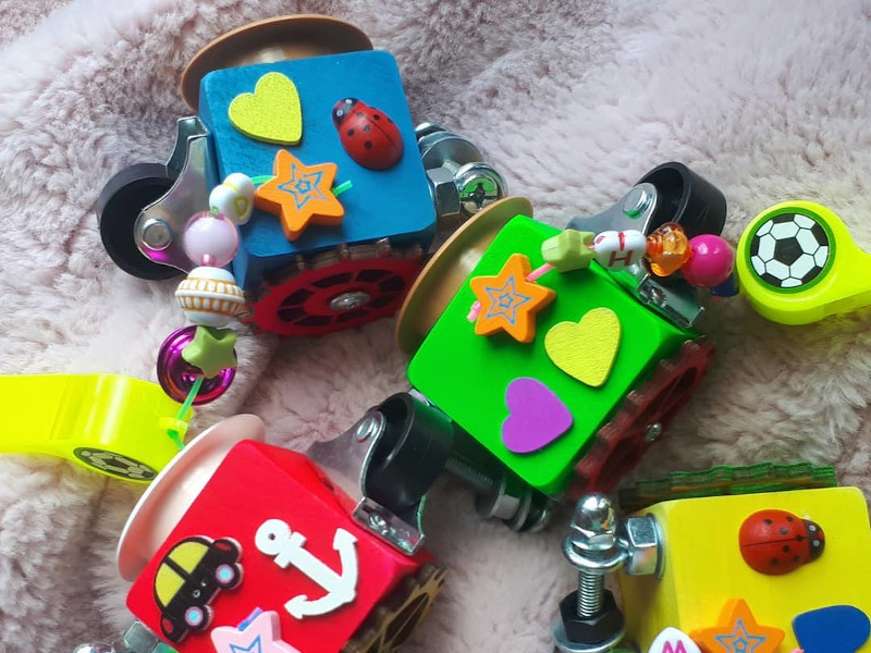 Bračni par iz Vranja osmislio igračku koja podstiče motoriku, a pogodna je za rad sa slabovidom decom 4 Lazareva kockica 1