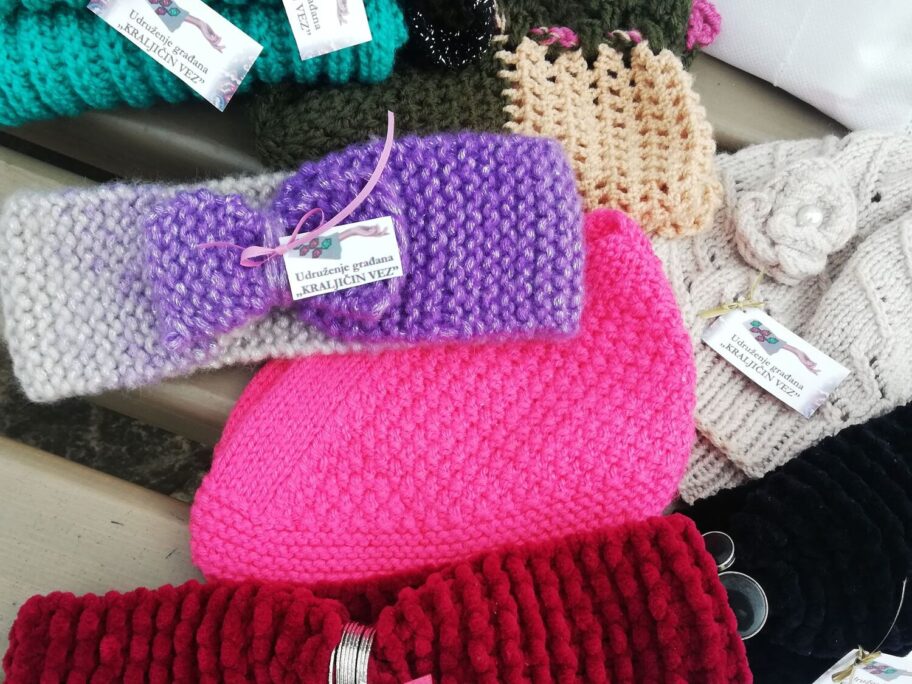 Humanitarni bazar ručnih radova u centru Niša 4 pletenje3 foto T T