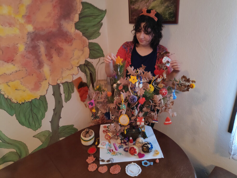 Spoj tradicije i modernog - jelka od grana badnjaka i bora, sa vunenim ukrasima po motivima Niša 16 1609320230487