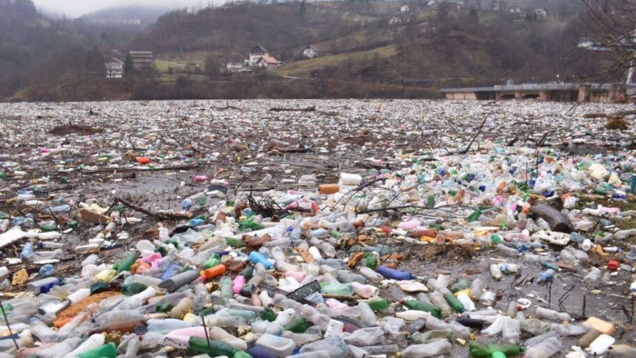 Reke, divlje deponije i jezera: Počelo čišćenje Potpećkog jezera od otpada 15 116343119 rekaotpad2