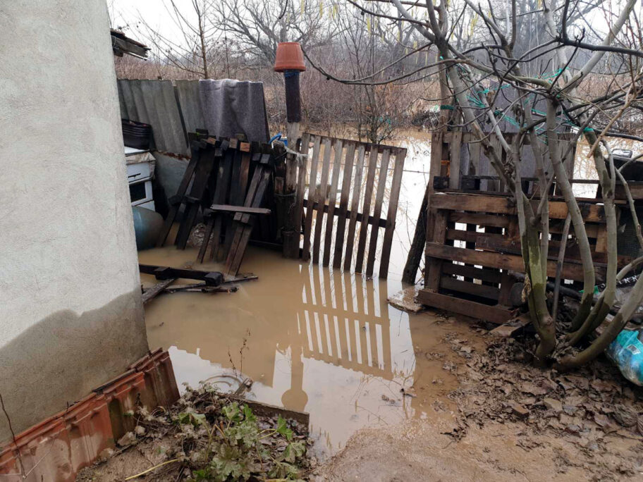 Poplavljena kuca Ledena stena1 foto citalac