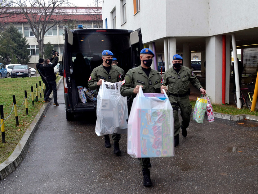 Zandarmi paketici1 foto KC Nis