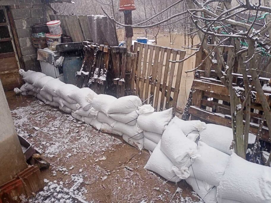 Postavljeni džakovi u poplavljenom dvorištu 75-godišnje Nišlijke 8 IMG 17a63989cd80c540d24b520642c59127 V
