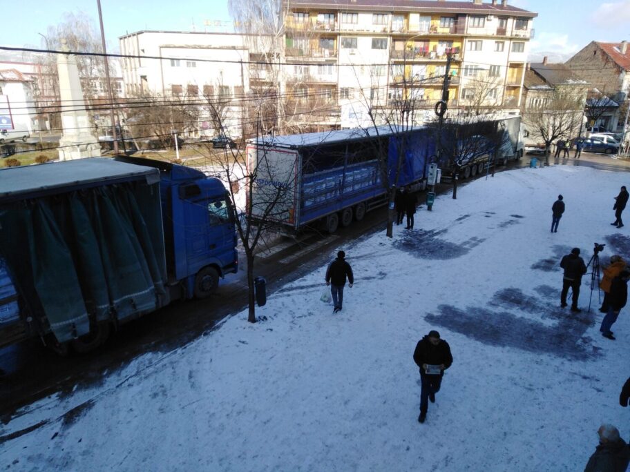 U Vlasotince stiglo pet šlepera flaširane vode 2 sleperi vode scaled