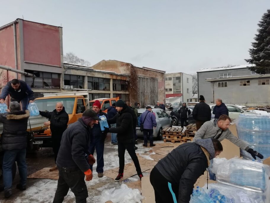 Počela podela flaširane vode stanovnicima Vlasotinca 1 podela vode 2