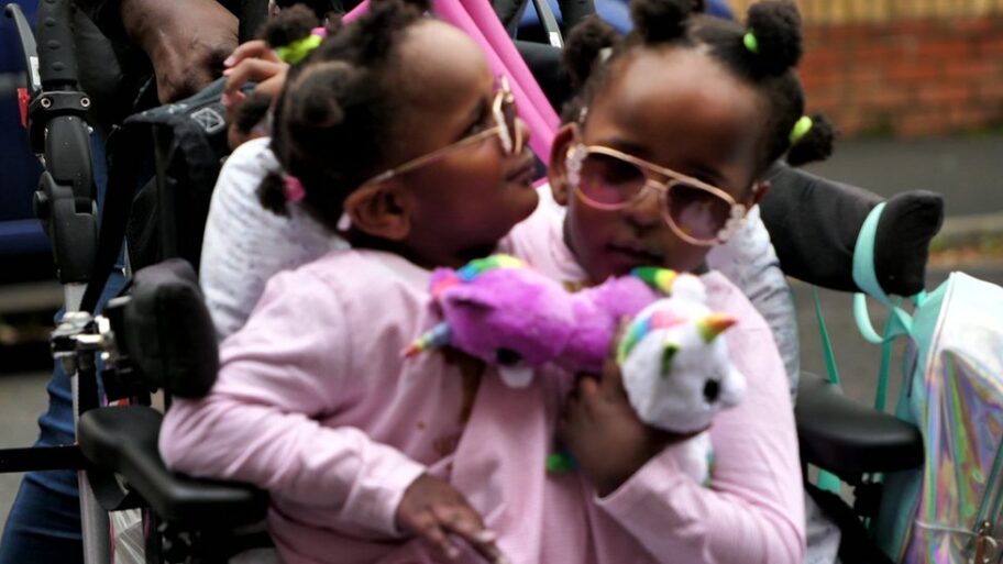 Socijalna inkluzija i Velika Britanija: Prvi školski dani Mariem i Ndaje - sijamskih bliznakinja 8 116328590 t3