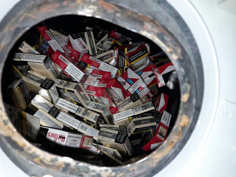 Carinici na Gradini pronašli cigarete sakrivene u bojleru i šupljinama kombija 18 bojler pun cigareta Gradina 21 01 2021