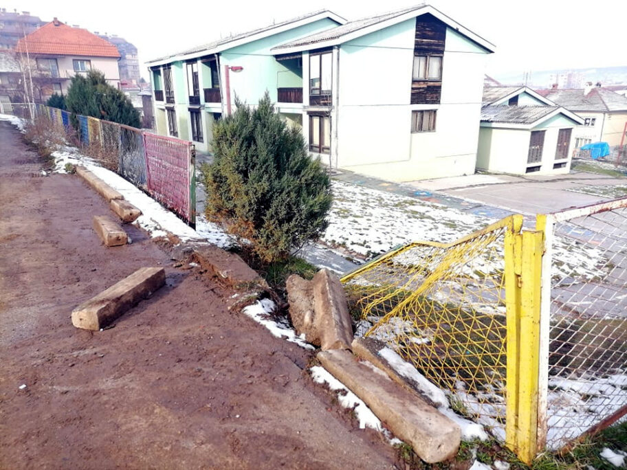 Polomljena ograda vrtic foto Radne akcije Delijski vis