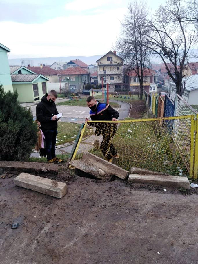 Polomljena ograda vrtić 1; foto: Radne akcije Delijski vis