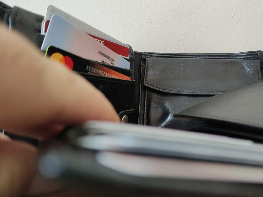 novcanik foto akostic scaled