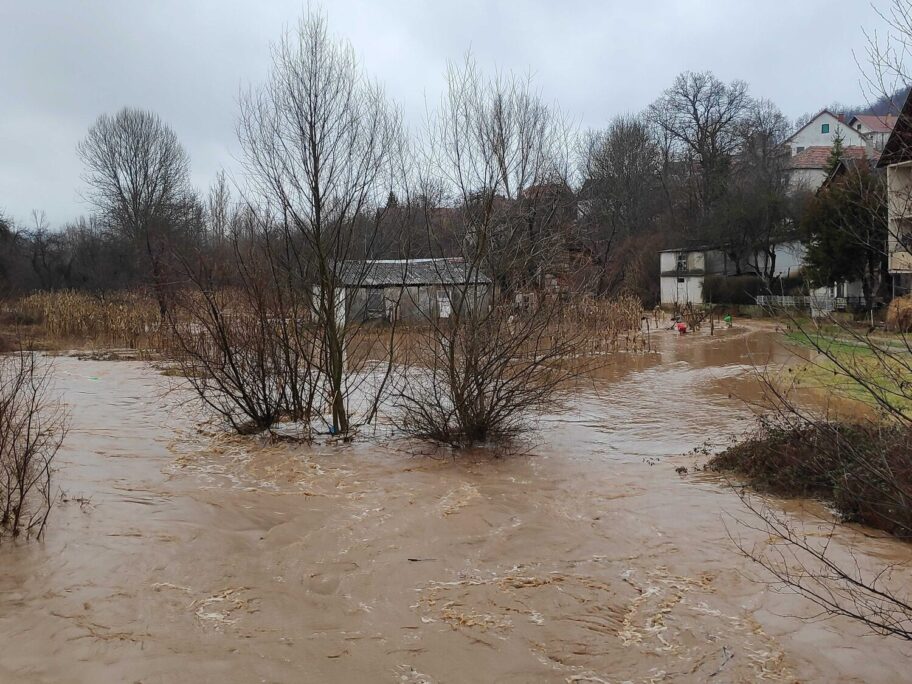 Kiša oštetila put u selu Mozgovo kod Aleksinca, odsečeno desetak kuća 13 IMG 20210130 093710 scaled