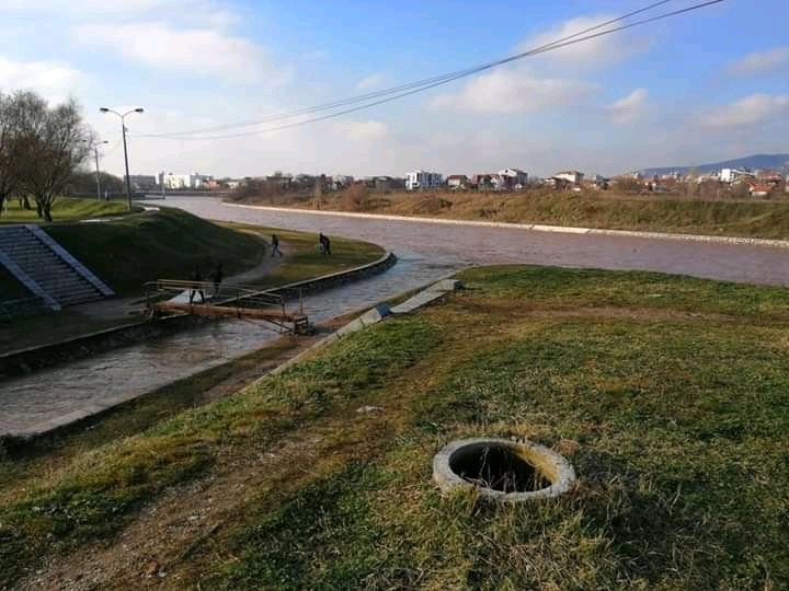Otvorena šahta na šetalištu kod ušća Gabrovačke reke u Nišavu 19 FB IMG 16120209571748125
