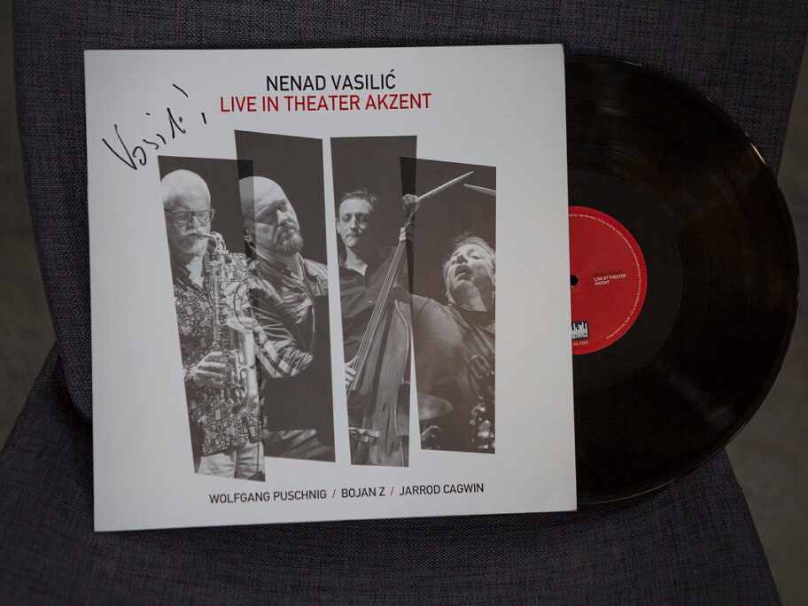 Potpisana ploča niškog muzičara Nenada Vasilića na licitaciji Lokalne fondacije 17 Ploca Nenada Vasilica na licitaciji