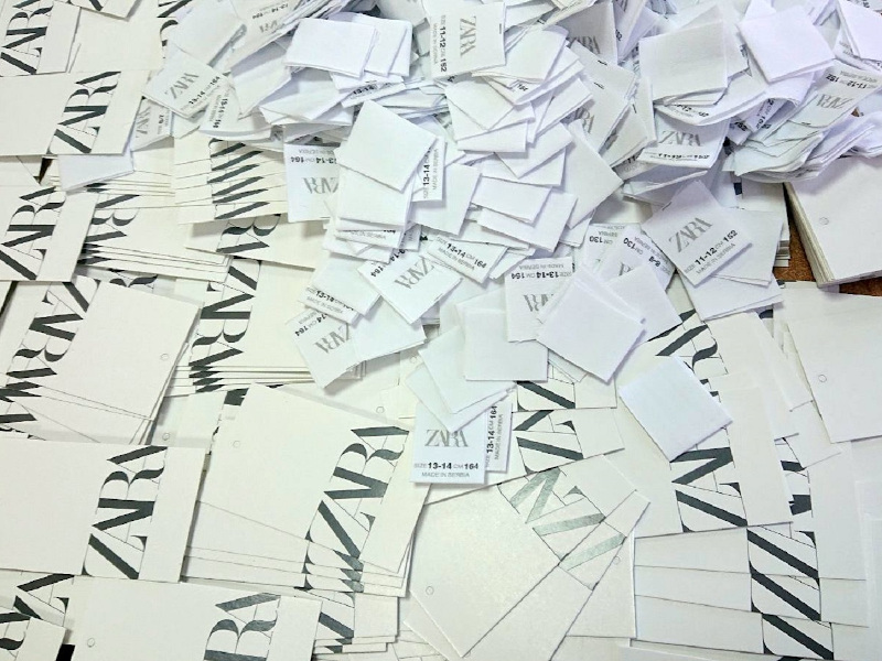 Na Gradini zaplenjene etikete robne marke “Zara” 2 hrpa zaplenjenih etiketa zara