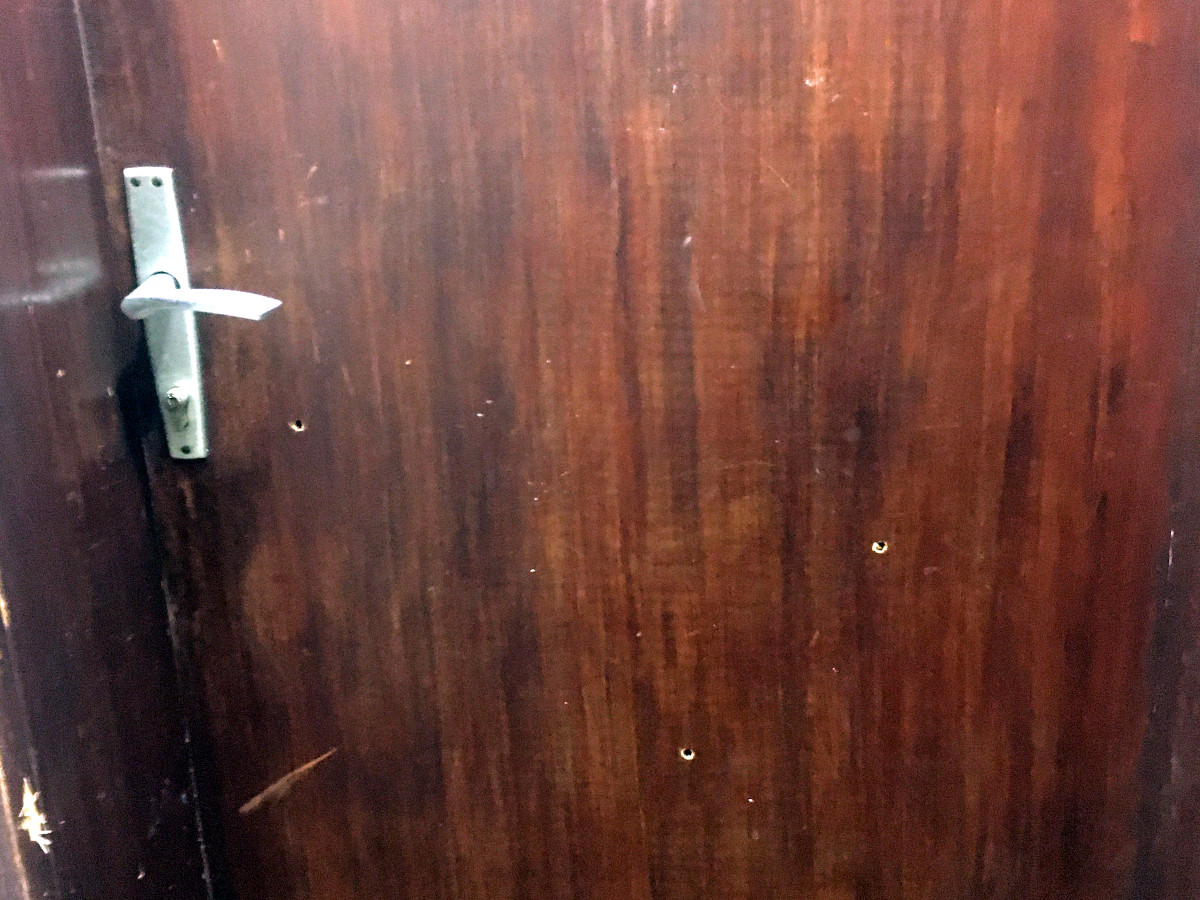 Rupe od metaka na vratima foto citalac