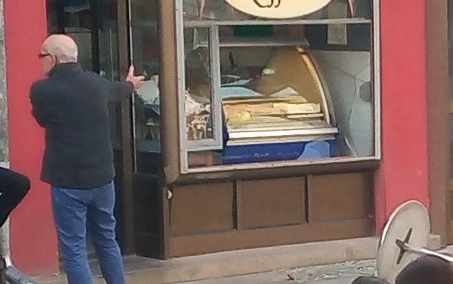 Aleksinčanka vređala vlasnika lokala po nacionalnoj osnovi, pa polomila izlog 6 147428262 2061876797281373 5820250649943293142 n