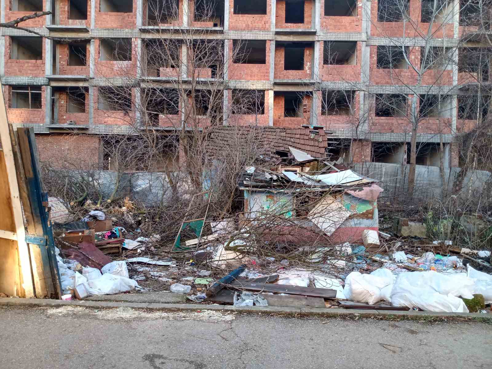 Divlja deponija u ulici Branka Krsmanovića