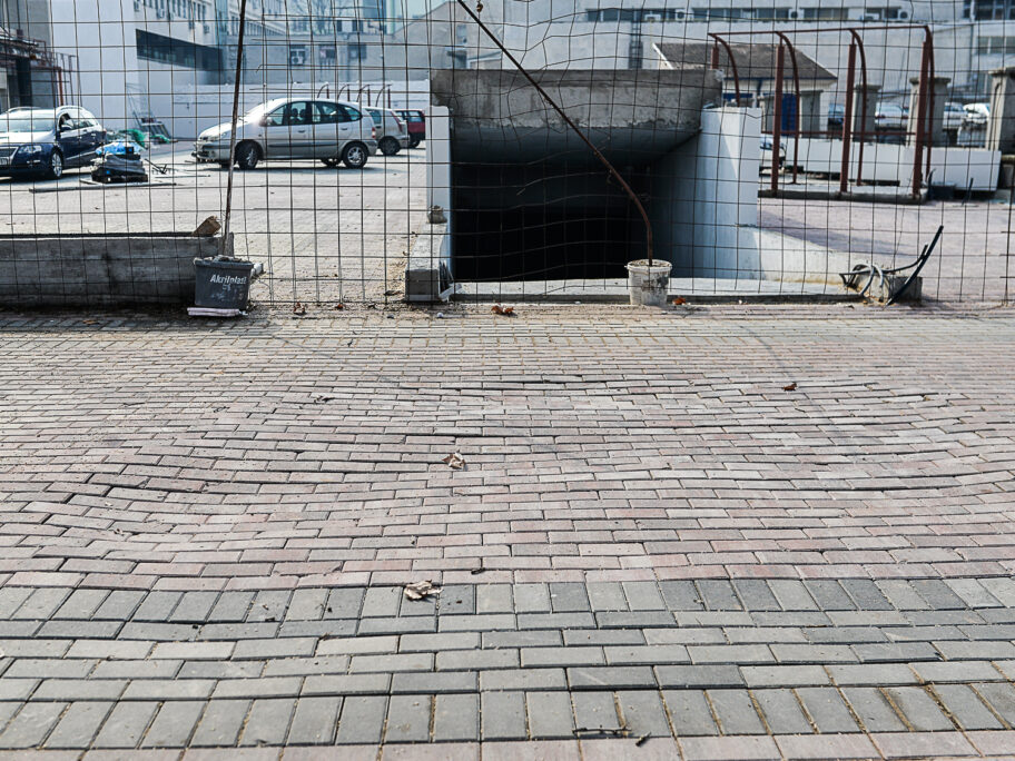 Uleglo popločanje stavljeno umesto platana u centru Niša, struka kaže rađeno prebrzo 4 VAK 6421