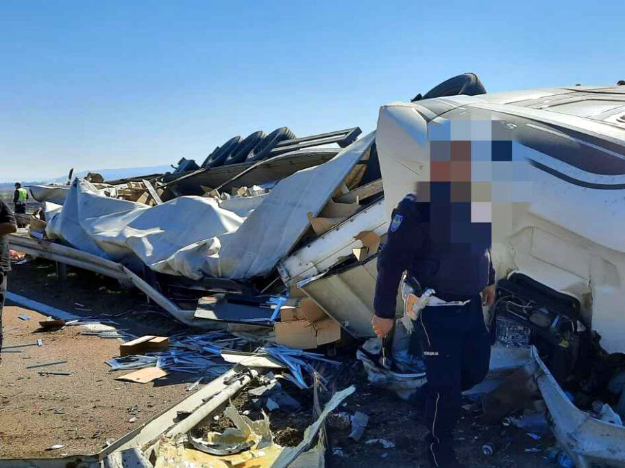 Prevrnuo se šleper na auto-putu kod Aleksinca, vozač povređen 8 Udes Boboviste foto A K