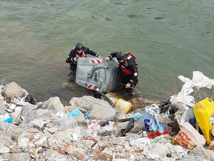 Kontejner gurnut u Nišavu, iz vode ga izvukli vatrogasci 20 159548030 550715389209076 4854429443763201901 n 1