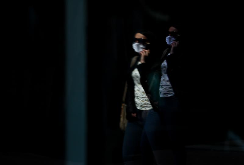 Godišnjica korone u Nišu - lekari i građani iscrpljeni, prete im nove mere dok očekuju stari život 1 Korona ljudi foto Vanja Keser