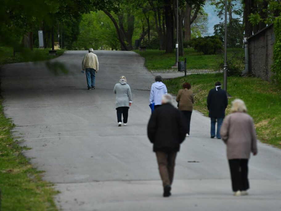 Penzioneri setnja korona 2020 foto Vanja Keser