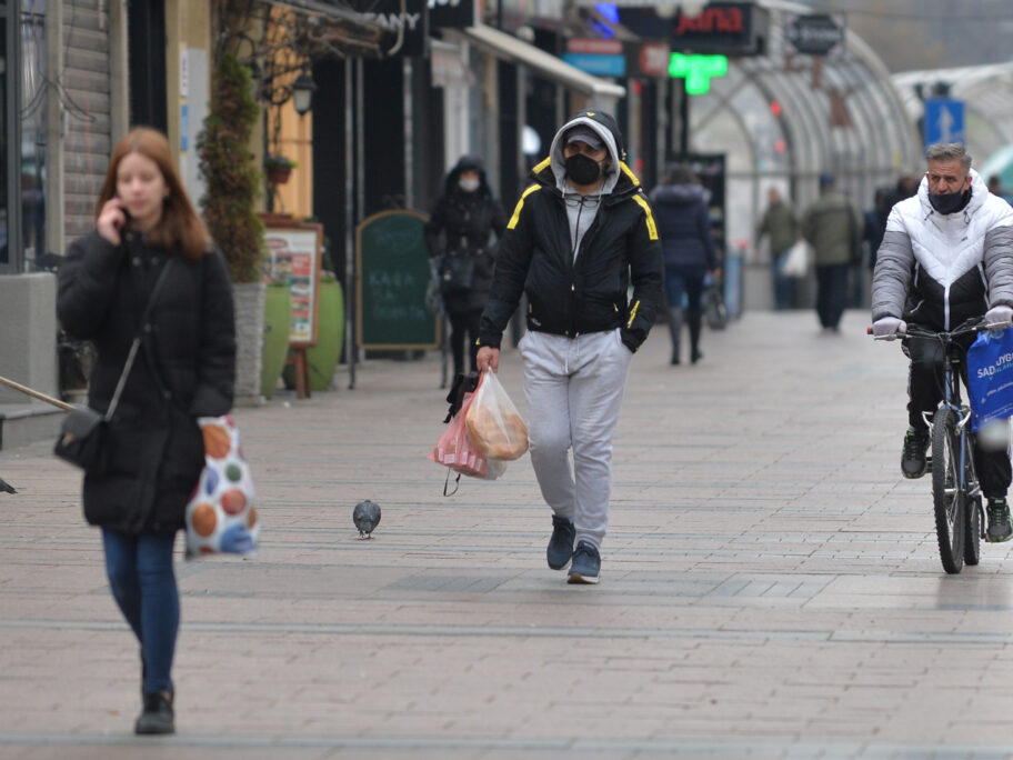 Ljudi s maskama foto Vanja Keser