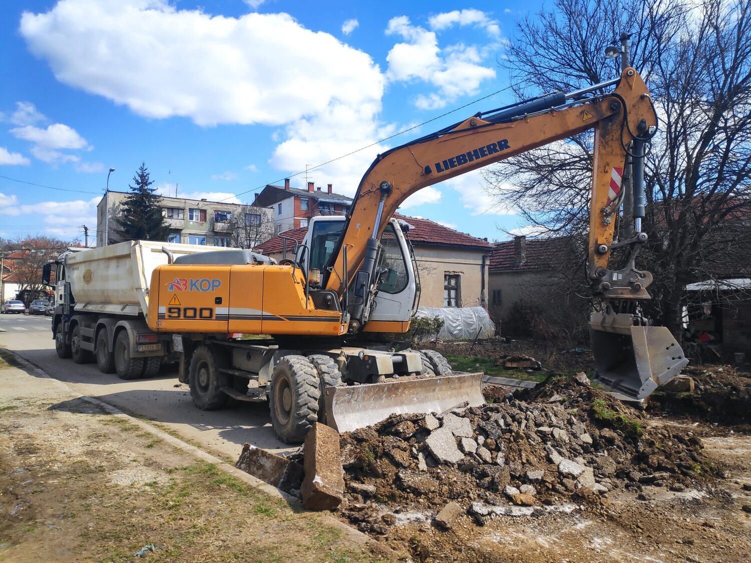 Krenuli radovi na rekonstrukciji ulice u centru Babušnice 1 bager foto lj f scaled