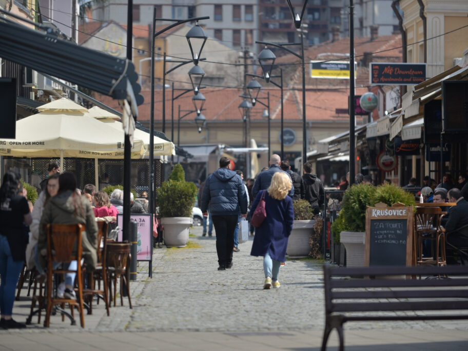 Bašte kafića otvorene, Nišlije sačekale da prođu oblaci kako bi sele na piće 9 VAK 7778