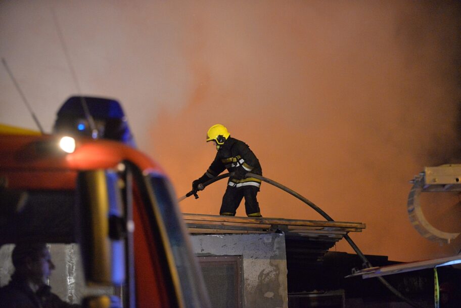 U selu Radonjica kod Leskovca izbio požar, zapalila se pomoćna zgrada 1 VAK 7907