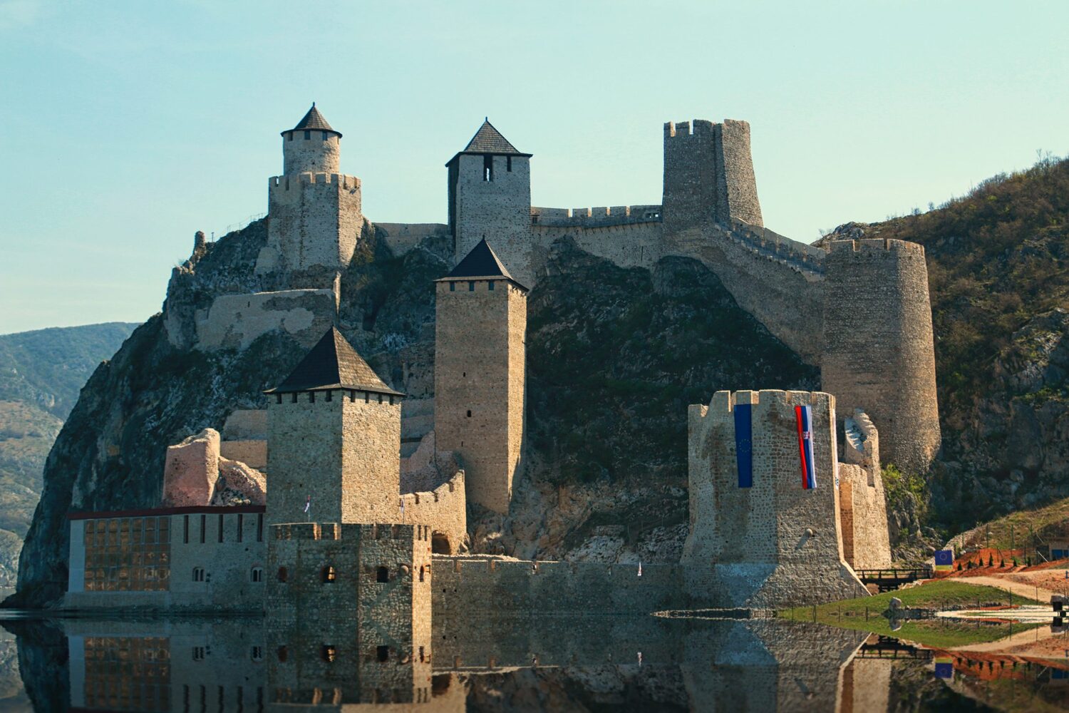 "Od Golubačke tvrđave do najlepšeg dela Dunava – lepote Srbije pod zaštitom UNESCO-a" 1 Magicni Djerdap Tvrdjava Golubacki grad scaled