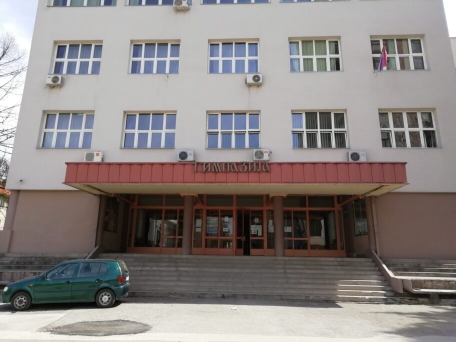 Film "Toma" u dvorištu leskovačke Gimnazije 30. septembra, Cvetanović najavljuje 1.000 ljudi na projekciji 5 gimn scaled