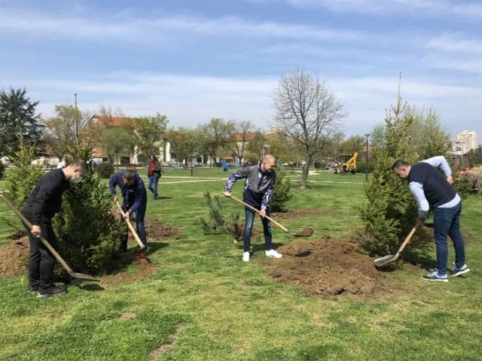 Sadnjom stabala počelo prolećno uređenje zelenih površina u Leskovcu 20 178803187 149525087110397 8504568628385471519 n 1