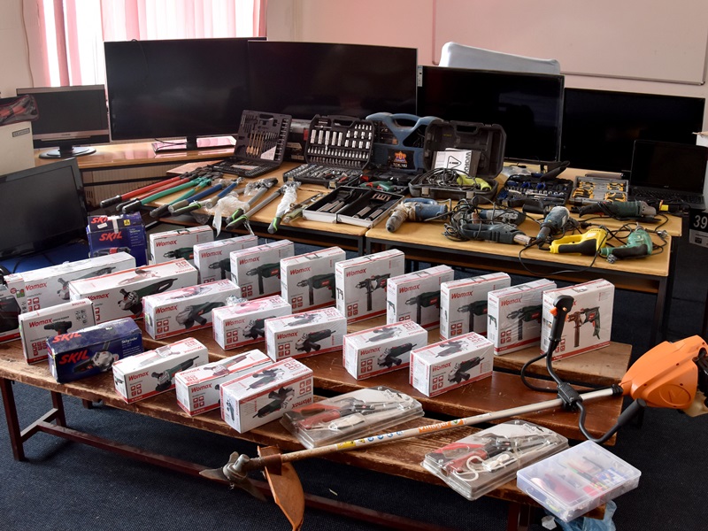 Prokupčani uhapšeni zbog serije krađi - iz kuća i prodavnica krali zlato, novac, alat i uređaje 5 1 4