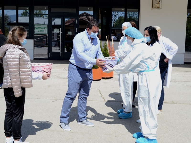 Prokupački osnovci oslikali jaja i poklonili ih kovid odeljenju i ambulanti 7 jaja8