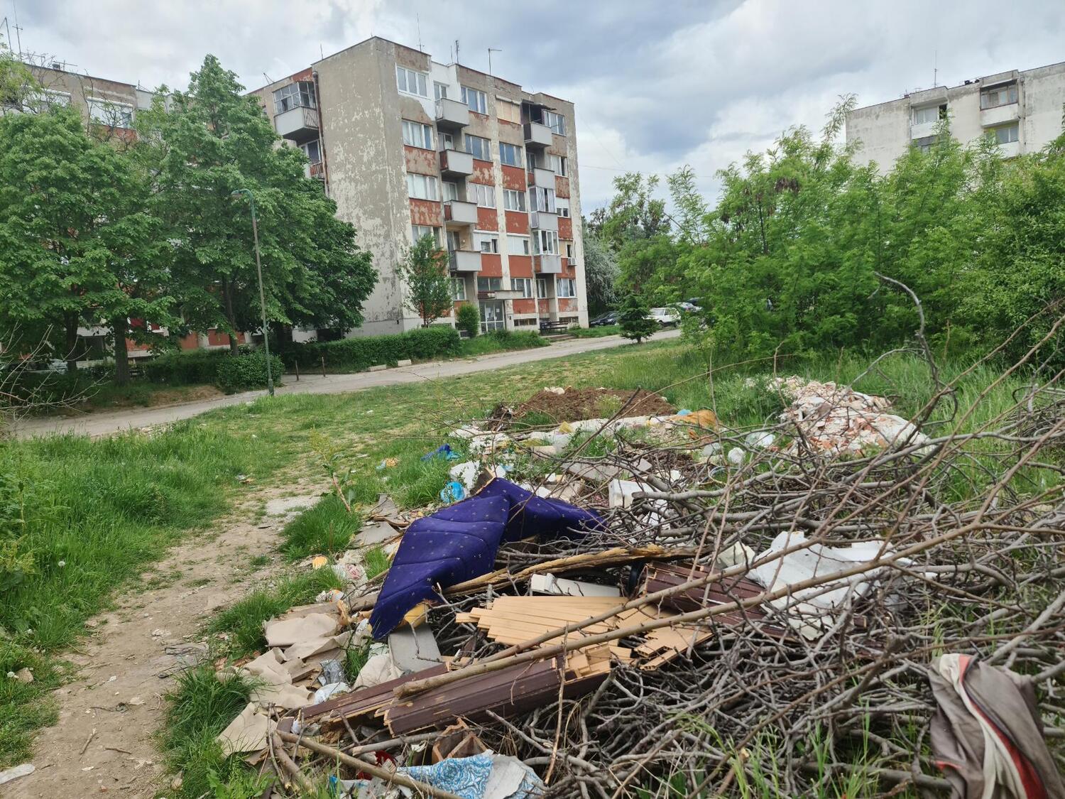 Jedna deponija kod PMF-a očišćena i pod nadzorom, ali u blizini počela da se stvara nova 1 viber slika 2021 05 12 12 10 15