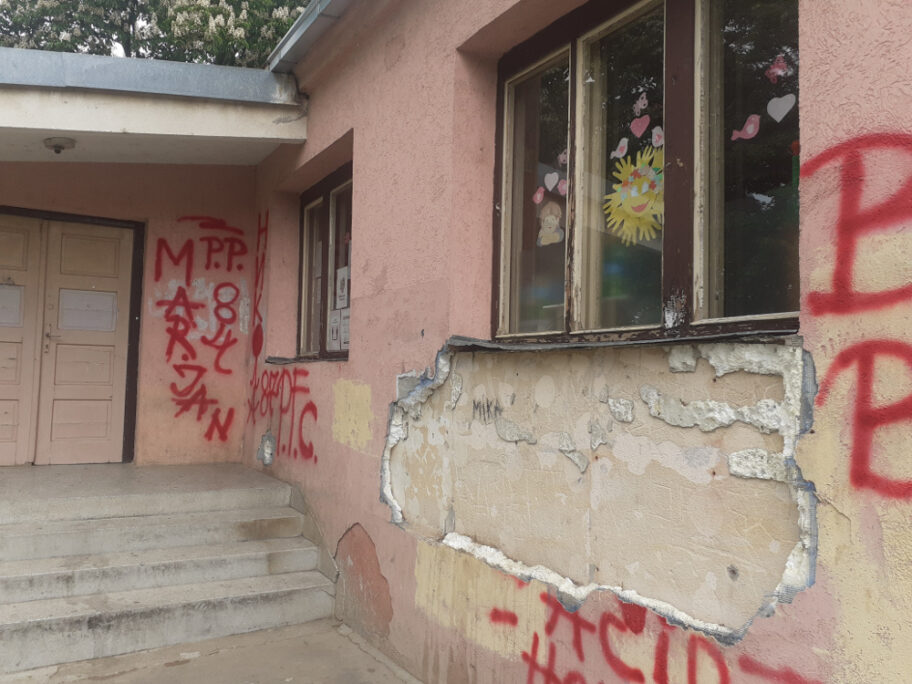 Ruinirana zgrada predškolskog u Pasi Poljani, direktor kaže da mladi noću u dvorištu prave nered 16 predskolsko pasi poljana8 foto tr