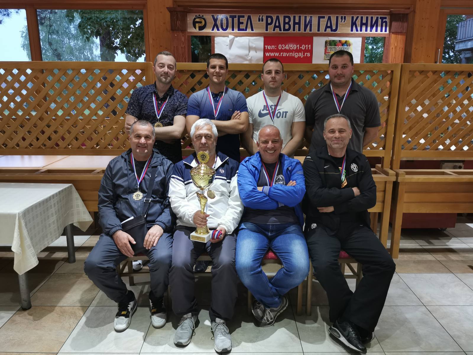 Ekipa ŠKGN NAIS, sa pobedničkim peharom