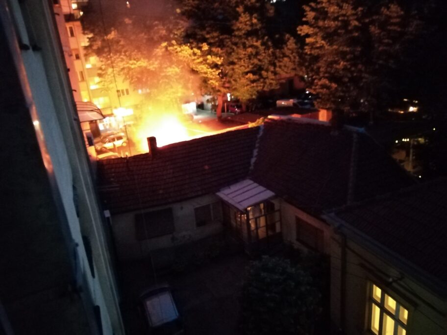 Ugašen požar u dvorištu zgrade u Ulici Nikole Pašića 20 IMG 20210526 203617 scaled