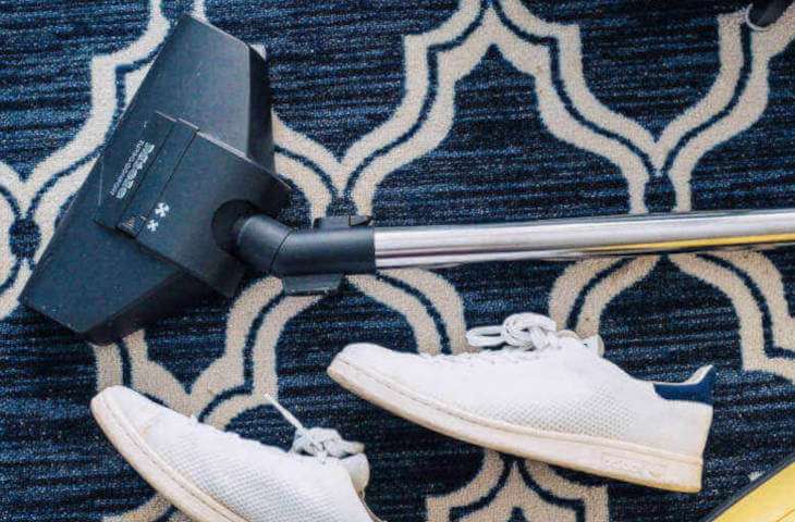 tepih-usisivac-bele-patike-na-podu