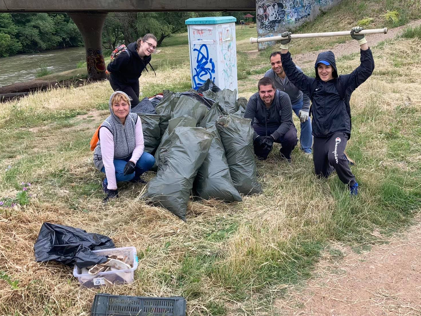 Aktivisti i građani sakupili pun kamion smeća u akciji čišćenja Nišave 1 192491423 10159389435978748 5223769475939111596 n