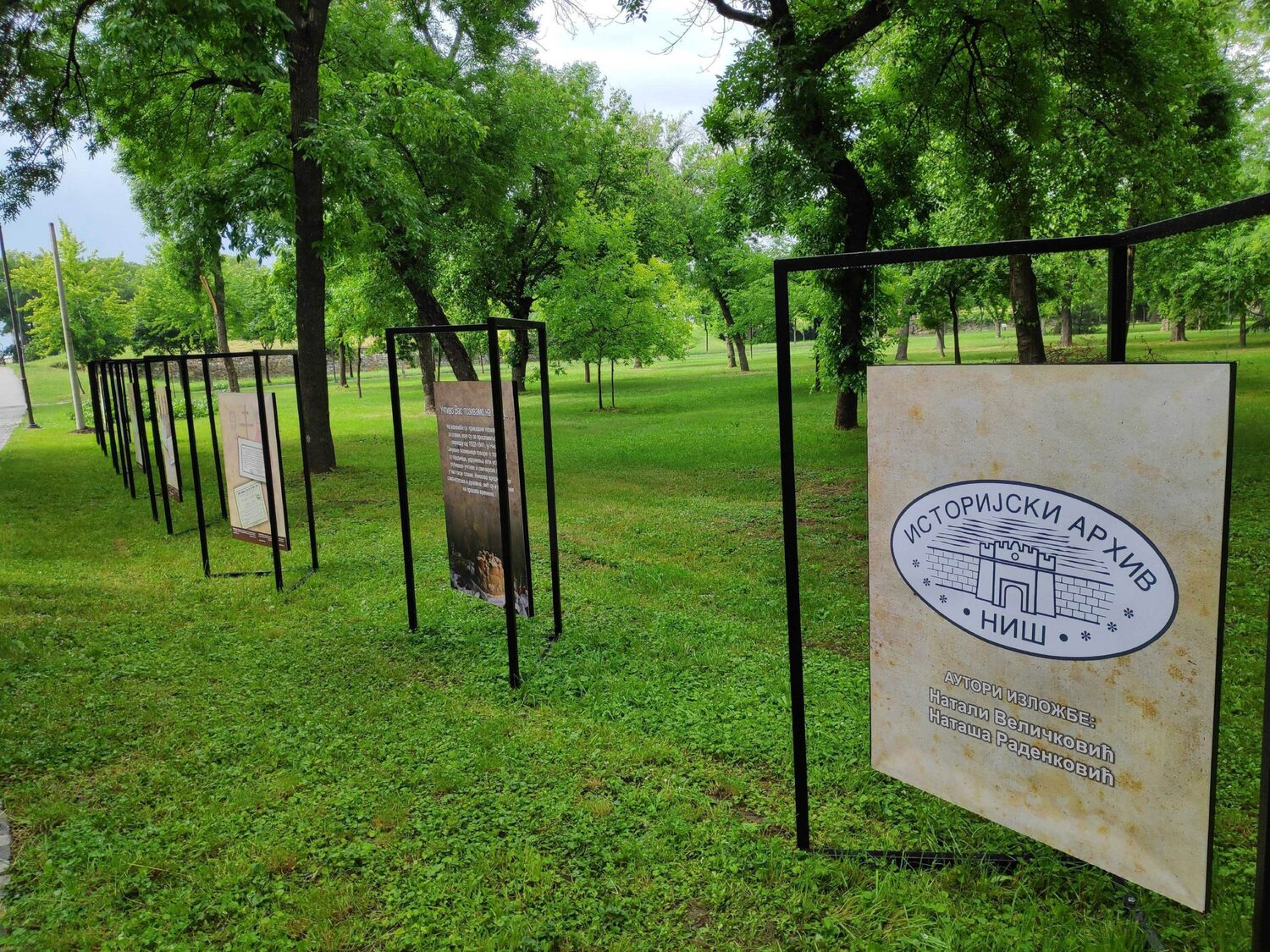 Slavske pozivnice iz perioda između dva svetska rata na postavci ispred Istorijskog arhiva u Nišu 1 izlozba arhiv scaled
