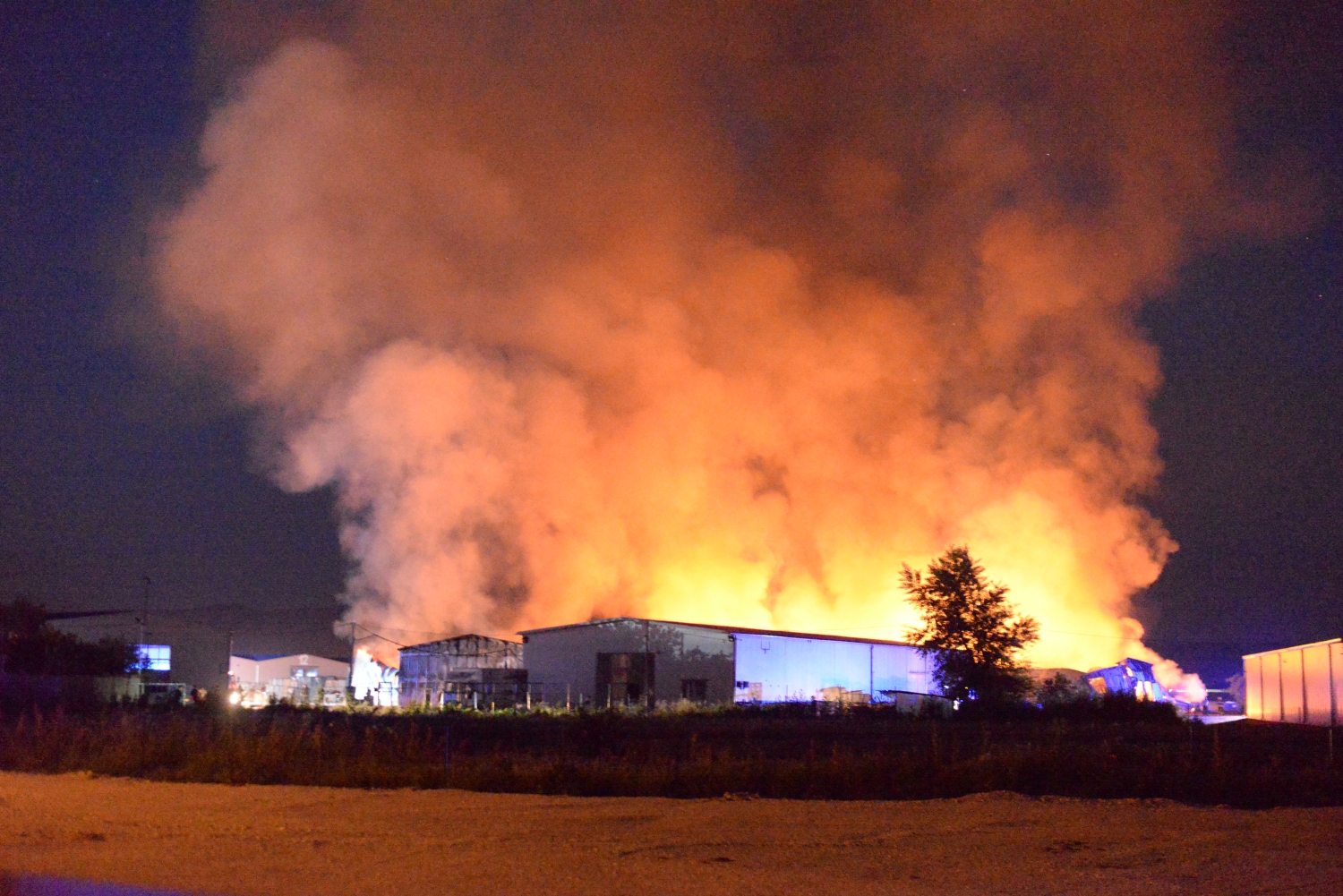 9 vozila i 20 vatrogasaca angažovano na gašenju požara nadomak Niša, vatra stavljena pod kontrolu 1 4 1