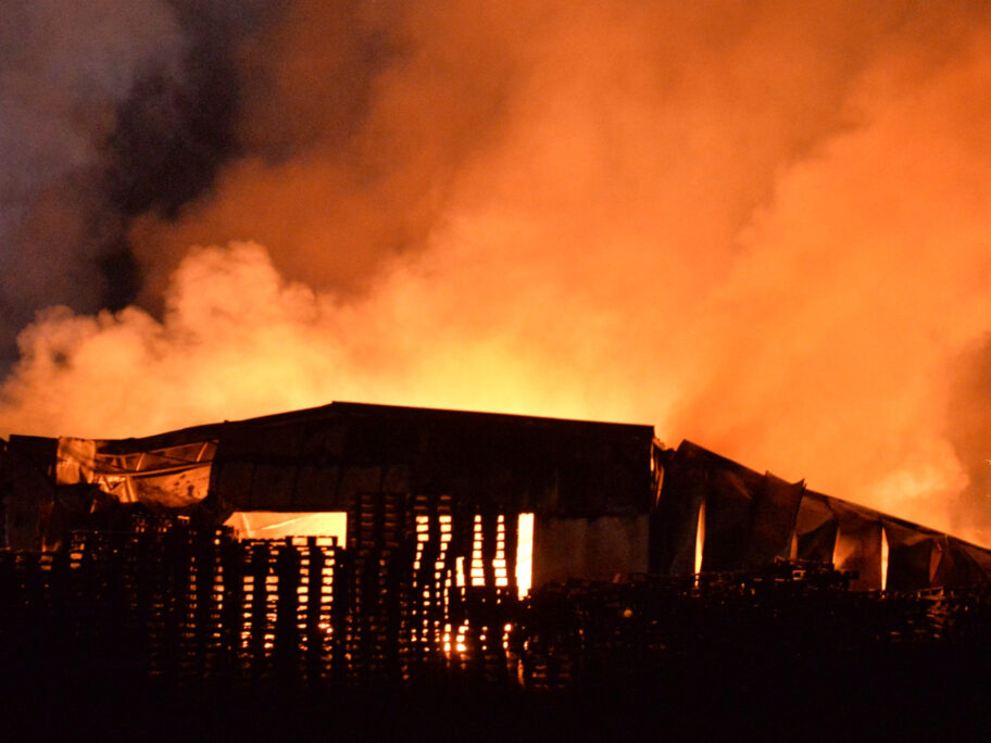 Vatrogasci i dalje gase požar u magacinima u niškom naselju 9. maj 15 pozar magacin